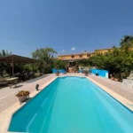Piscina al aire libre frente al alojamiento rural Casa Joya.