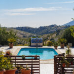 Piscina exterior de Casa Joya con vistas a las montañas de Vélez-Rubio.